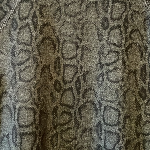BEYOND YOGA Snakeskin Print
Raglan Crew Sweatshirt Size XS. - Picture 5 of 9